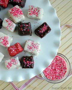 Chocolate-Covered Strawberry Cheesecake Bites from Sugar Dish Me food blog